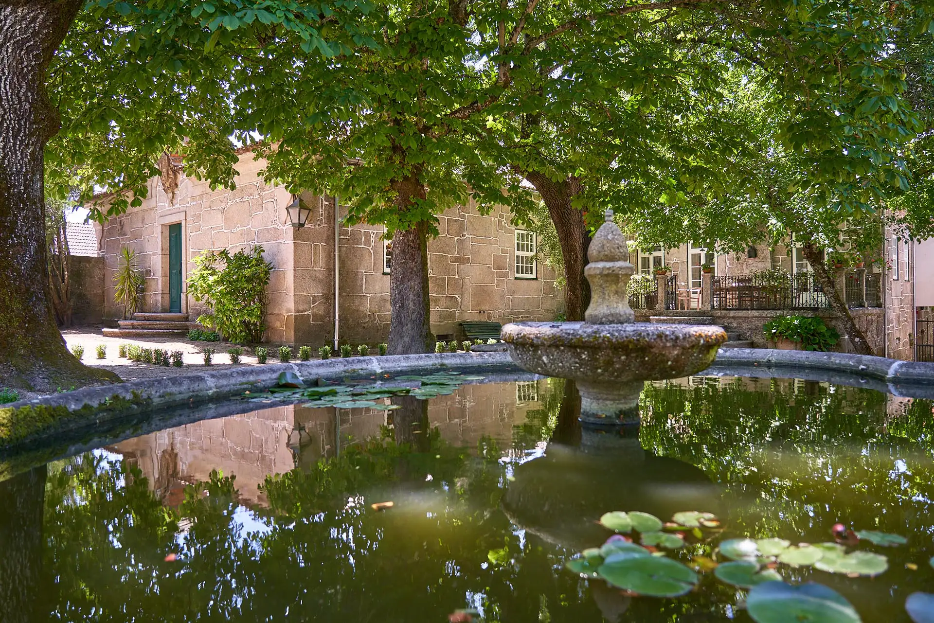 Pátios, jardins e adegas